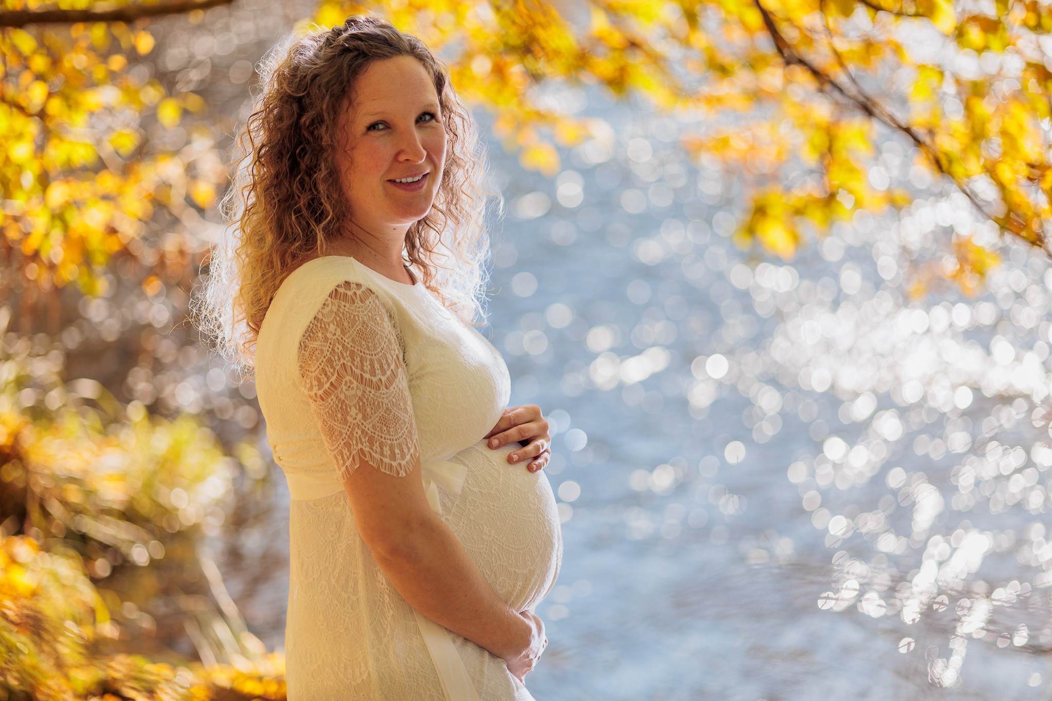Stille Verbundenheit mit dem Babybauch