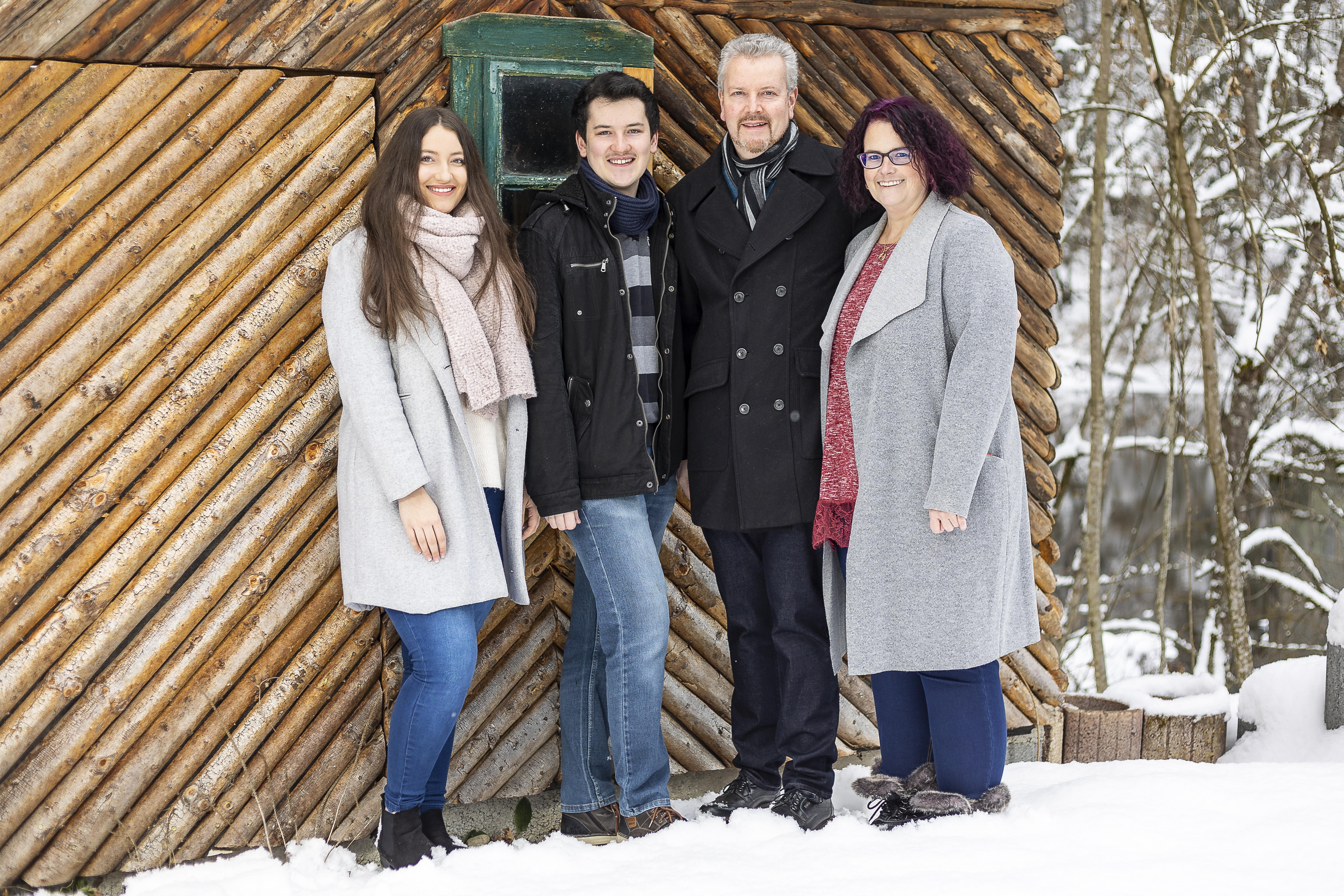Gruppenbild der Familie im Winter.