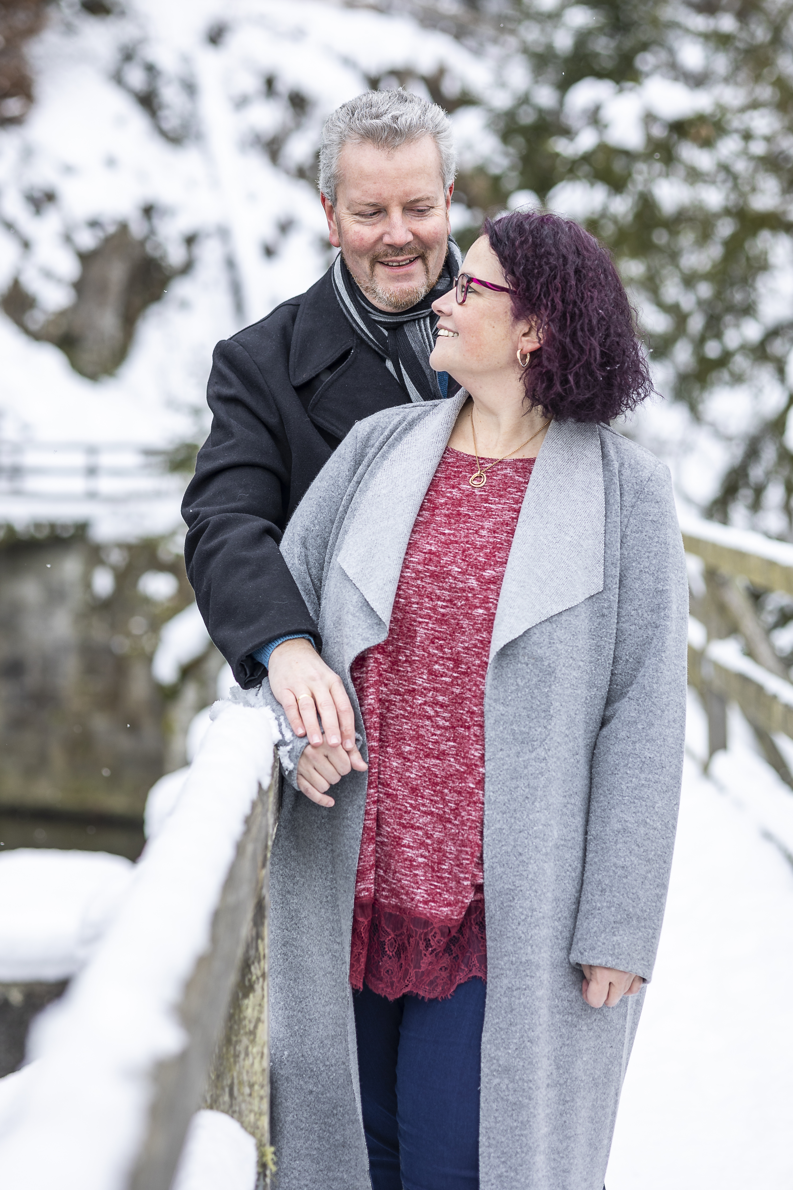 Ehepaar auf der verschneiten Brücke in der Passauer Triftsperre.