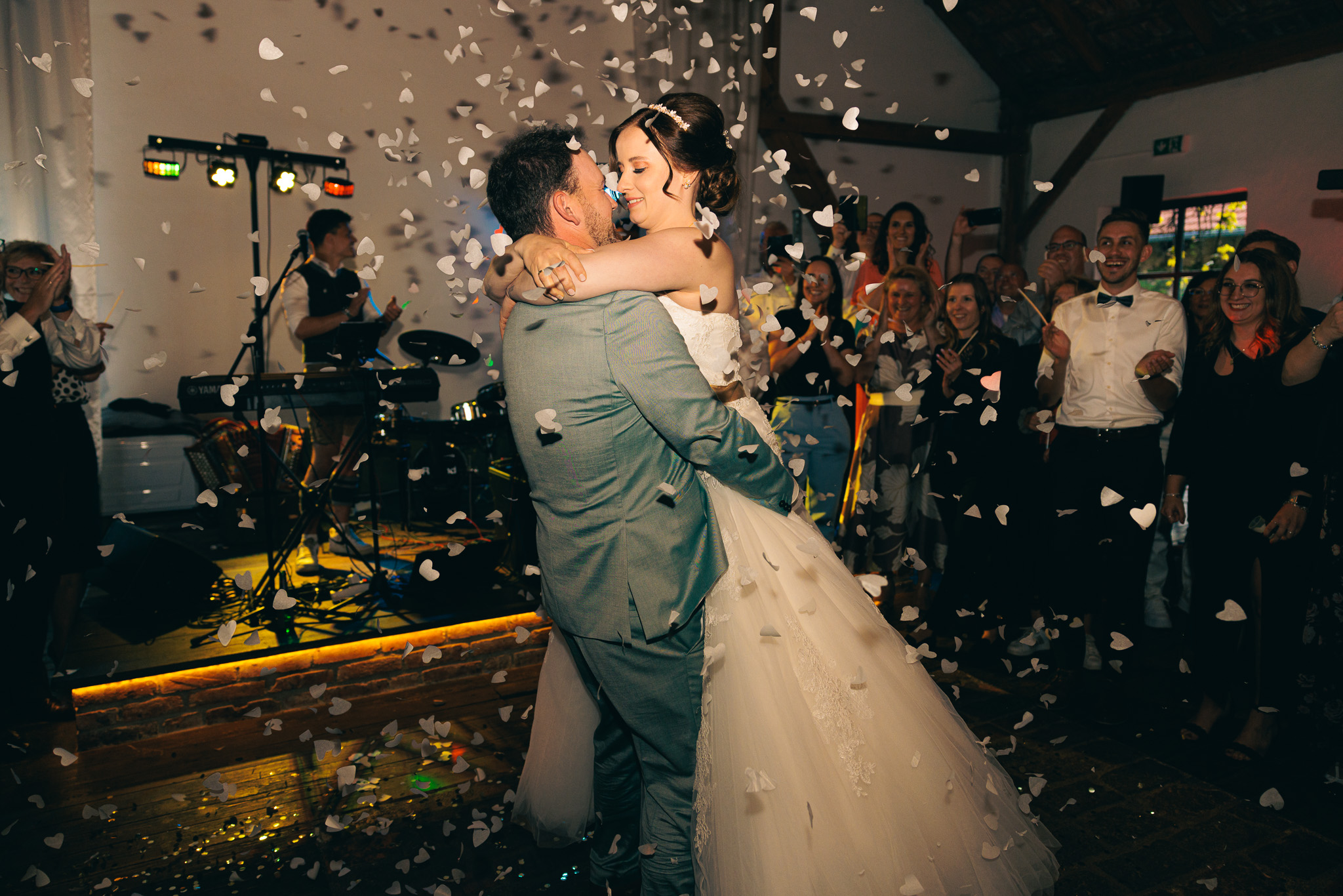 Hochzeitspaar beim Hochzeitstanz in inniger Umarmung.