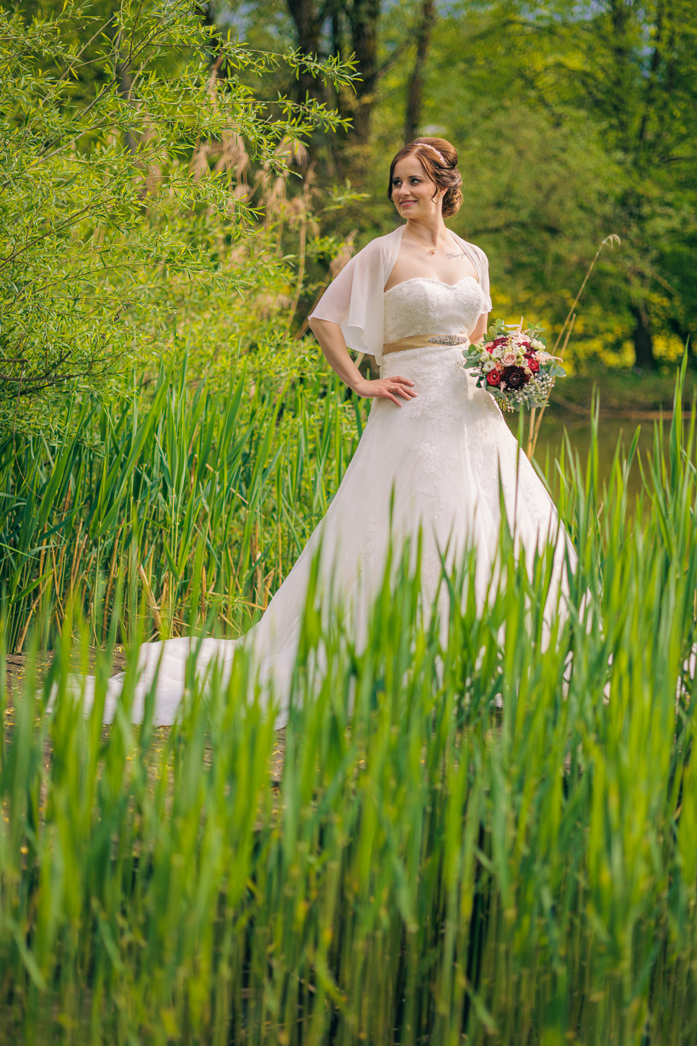 Brautpaar-Shooting in der Natur. Braut am See.