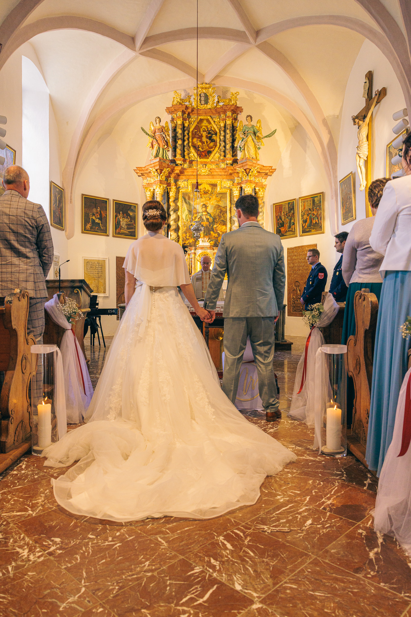 Eheleute vor dem Altar