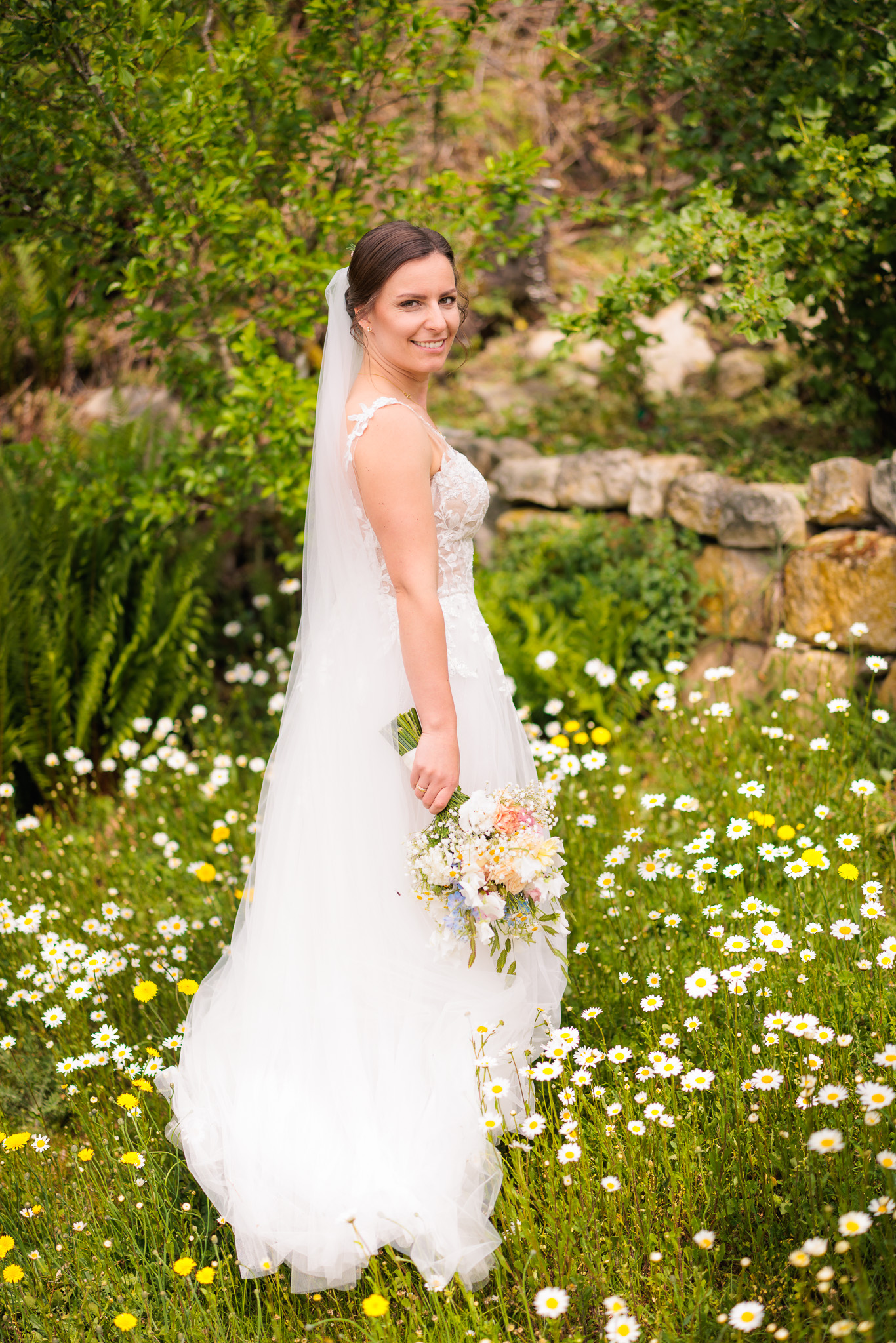 Braut beim Brautshooting im Margeritenfeld