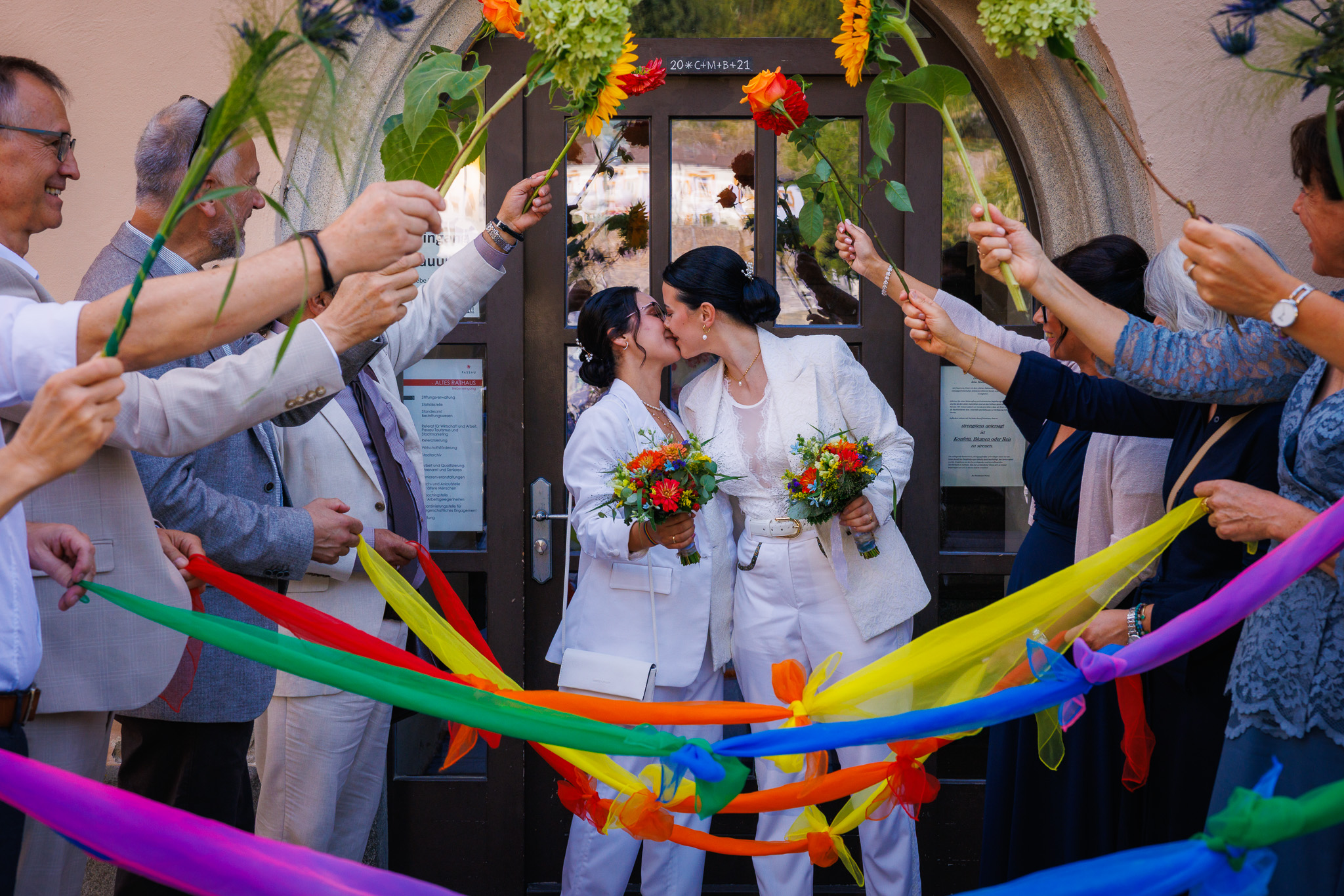 Küssendes Ehepaar beim Spalier nach der standesamtlichen Hochzeit in Passau