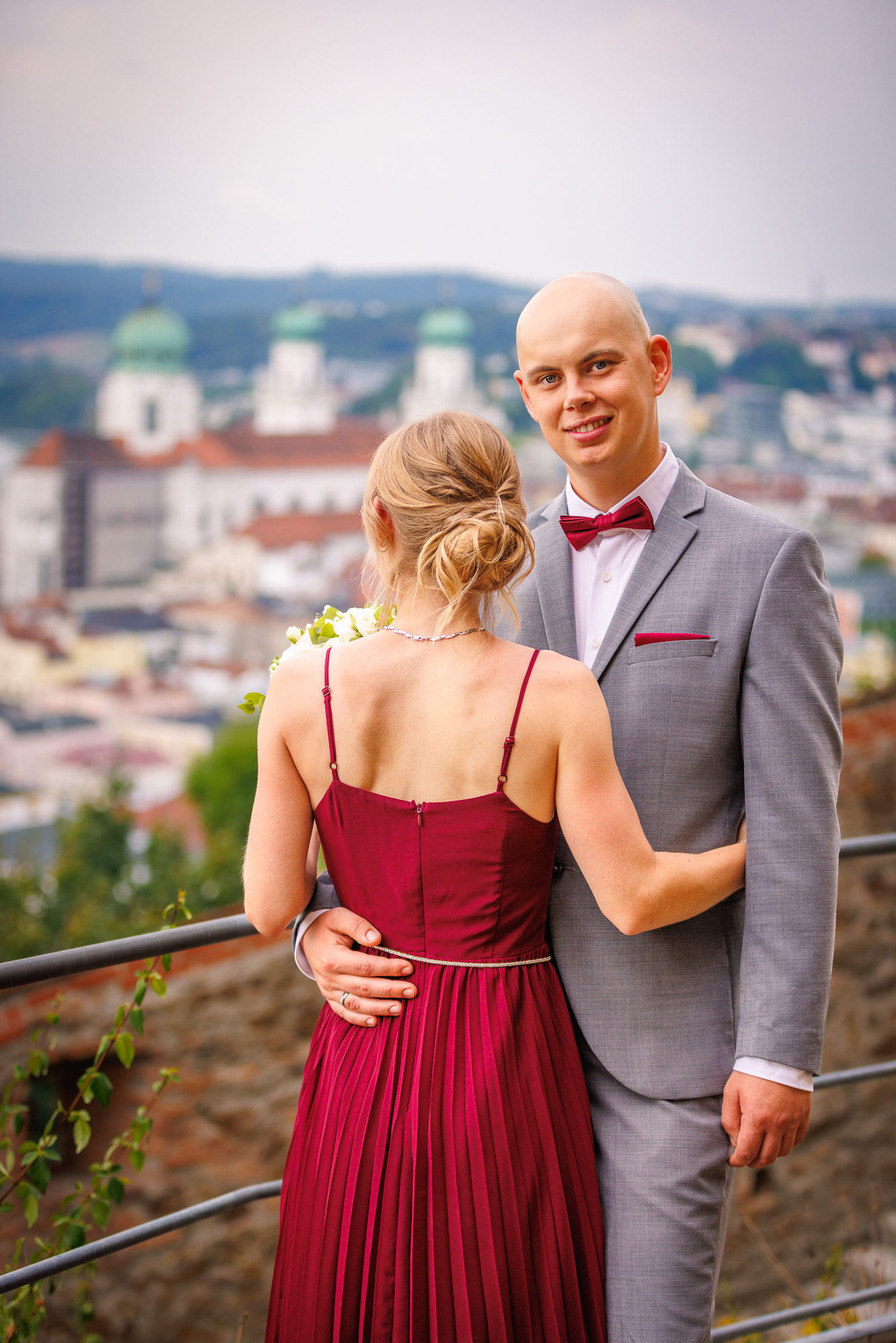 Brautpaarshooting am Oberhaus - Wehrgang mit Blick auf den Passauer Dom.